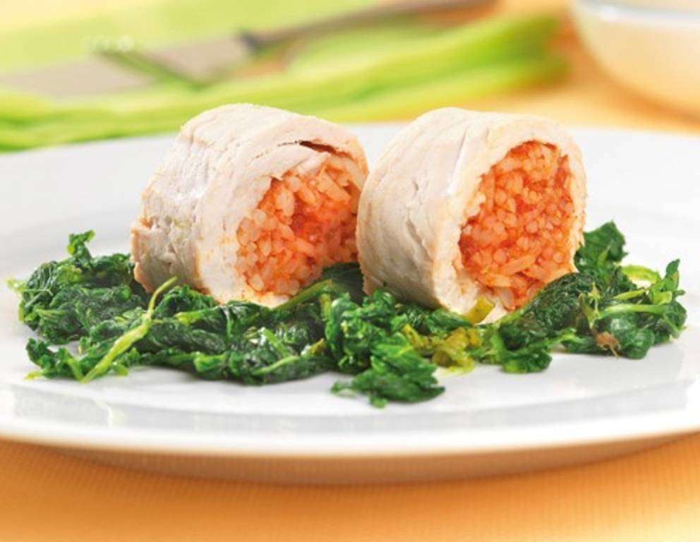 Mit Tomatenreis gefülltes Putenröllchen auf Blattspinat Mit Tomatenreis gefülltes Putenröllchen auf Blattspinat