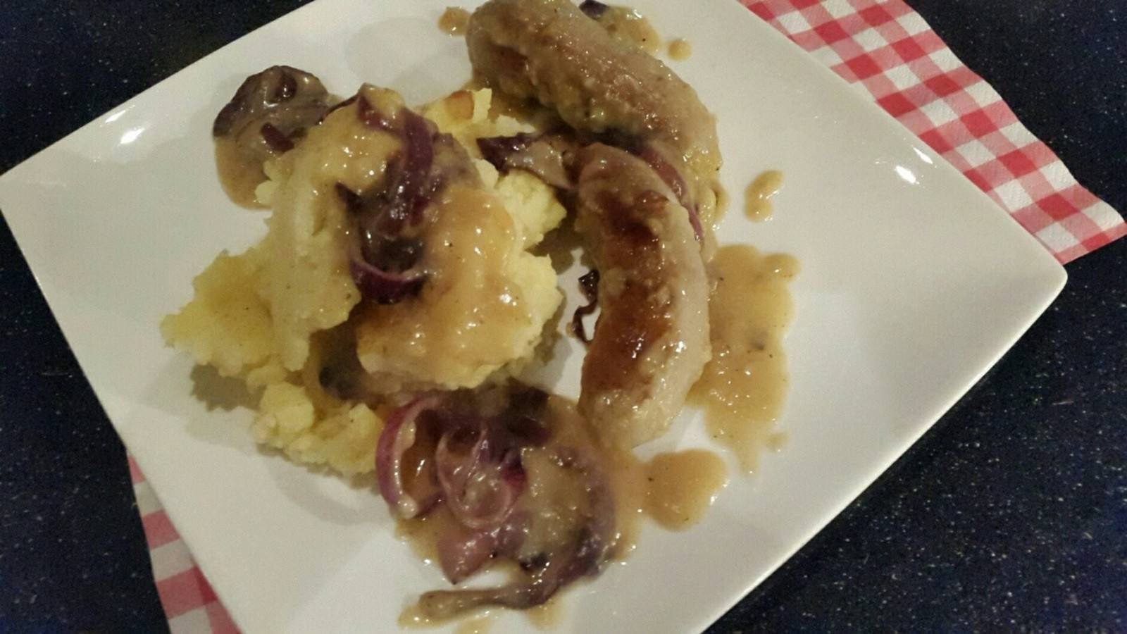 Sellerie-Erdäpfel-Stampf mit Bratwurst