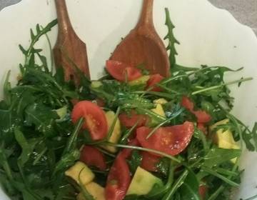 Rucola-Avocadosalat mit Honig-Wasabisauce Rucola-Avocadosalat mit Honig-Wasabisauce