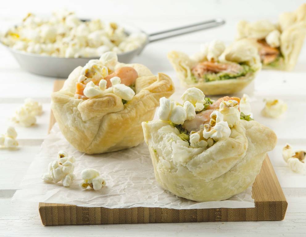 Blätterteigmuffins mit Lachs und Guacamole Blätterteigmuffins mit Lachs und Guacamole