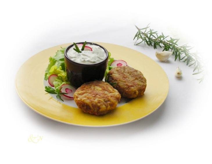 Erdäpfel-Fleischlaibchen mit Joghurt-Knoblauchdip Erdäpfel-Fleischlaibchen mit Joghurt-Knoblauchdip