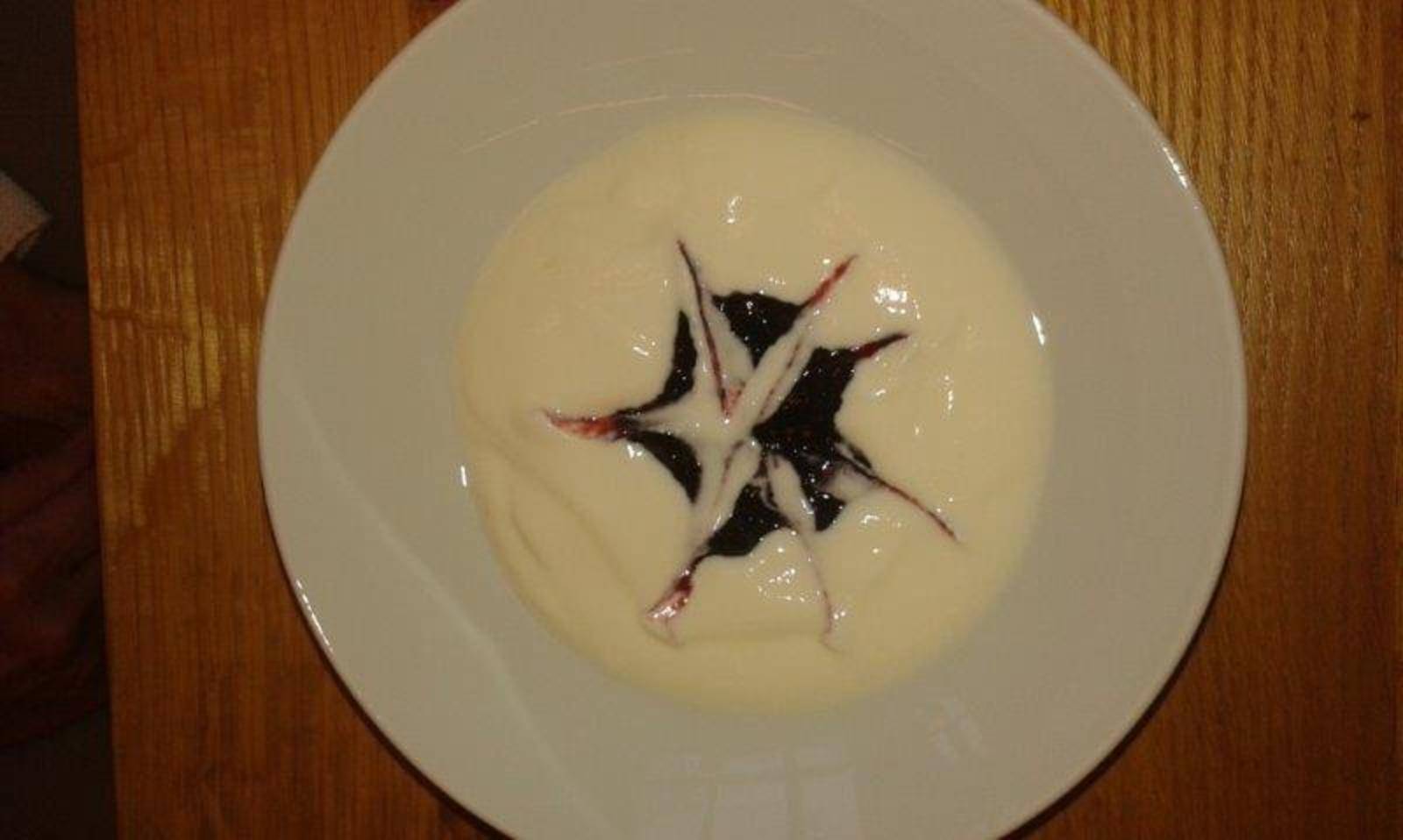 Joghurtcreme mit Amarenakirschensaft Rezept - ichkoche.ch Joghurtcreme mit Amarenakirschensaft Rezept - ichkoche.ch