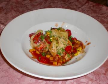 Nudelkörbchen mit Meeresfrüchte-Tomaten-Füllung Nudelkörbchen mit Meeresfrüchte-Tomaten-Füllung