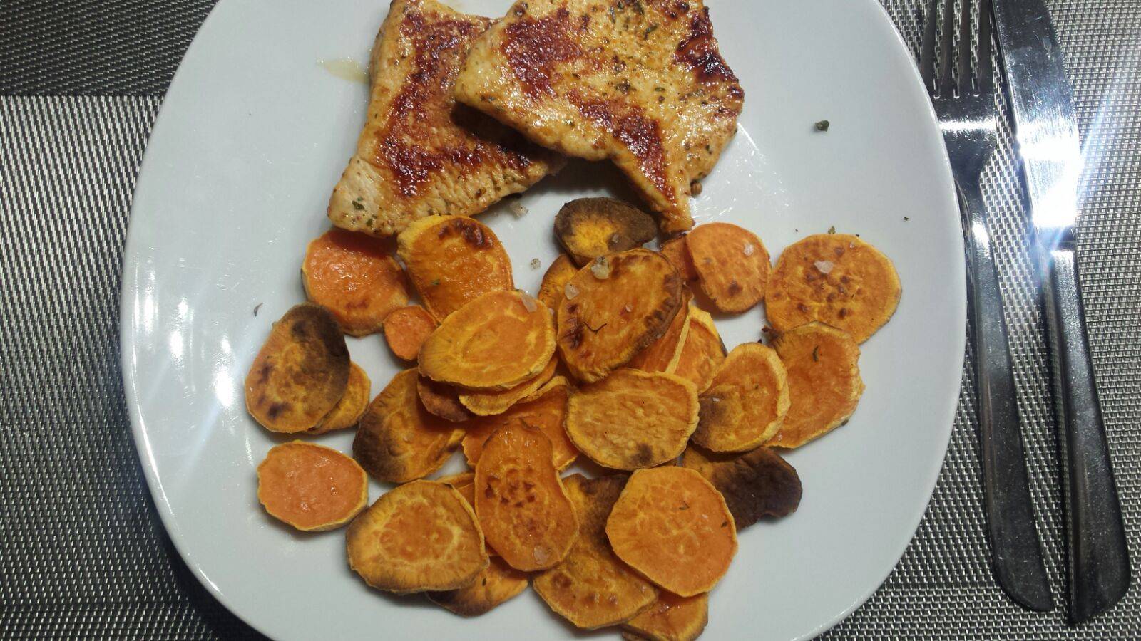 Schweinsmedaillons mit Süßkartoffelchips