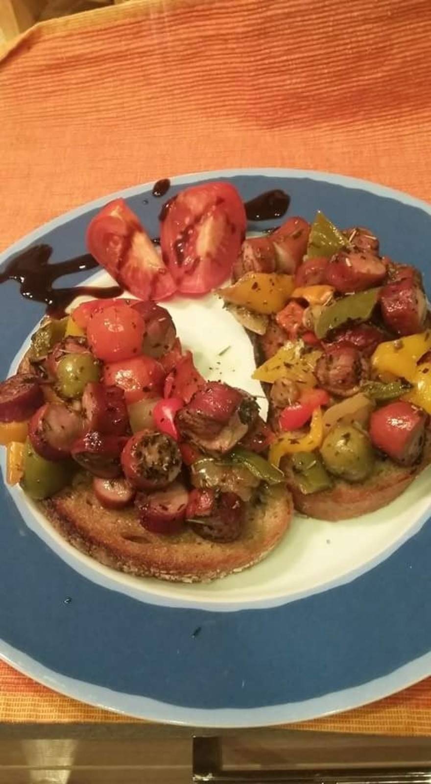 Mediterranes Gemüse mit Würstel auf Brot Rezept - ichkoche.de Mediterranes Gemüse mit Würstel auf Brot Rezept - ichkoche.de