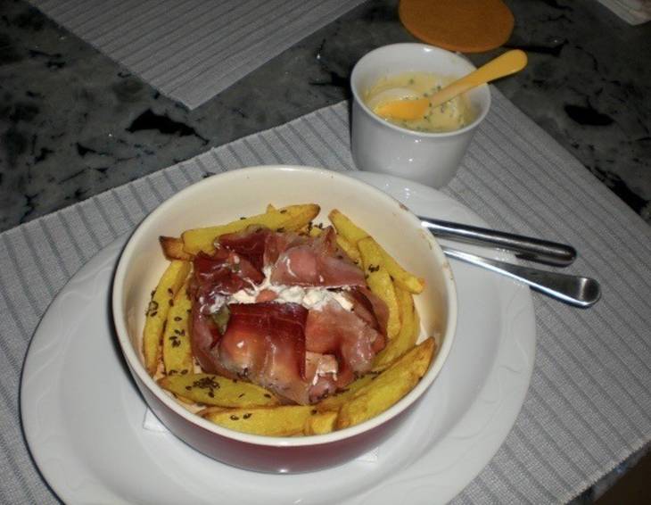 Kalbsragout im Schinkenmantel mit Kartoffelsticks Kalbsragout im Schinkenmantel mit Kartoffelsticks