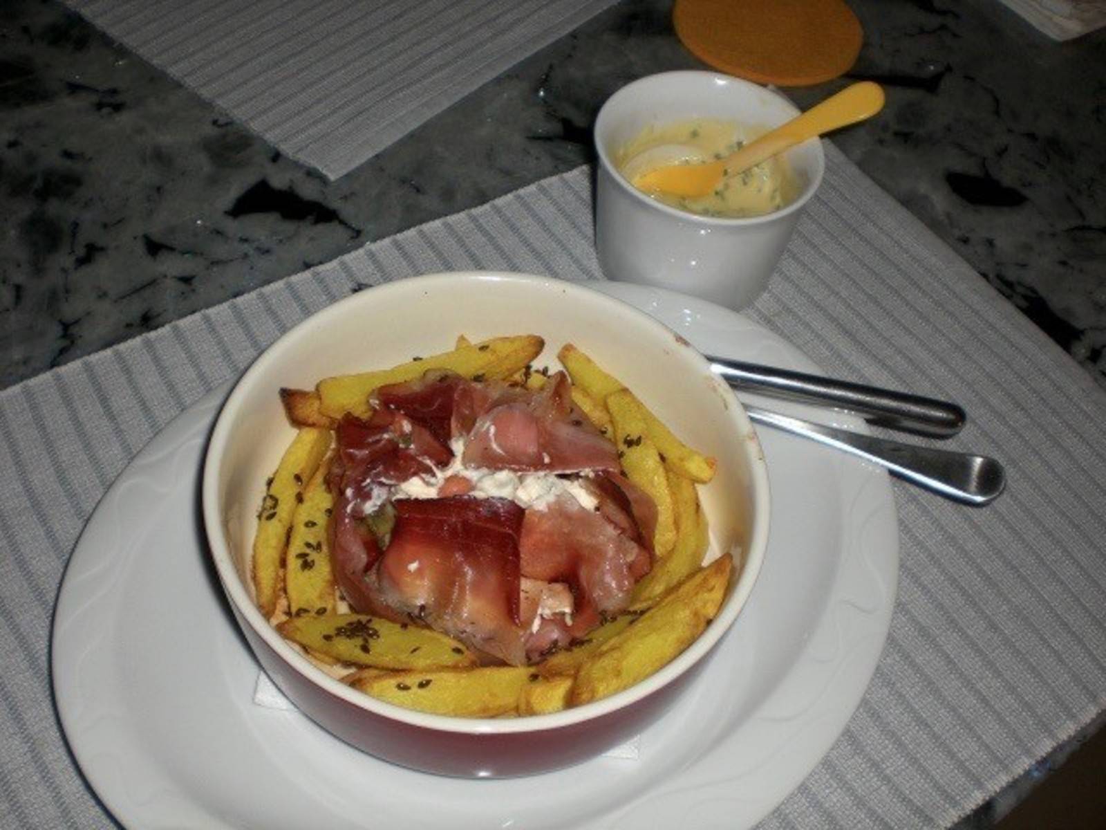 Kalbsragout im Schinkenmantel mit Kartoffelsticks Rezept - ichkoche.de Kalbsragout im Schinkenmantel mit Kartoffelsticks Rezept - ichkoche.de