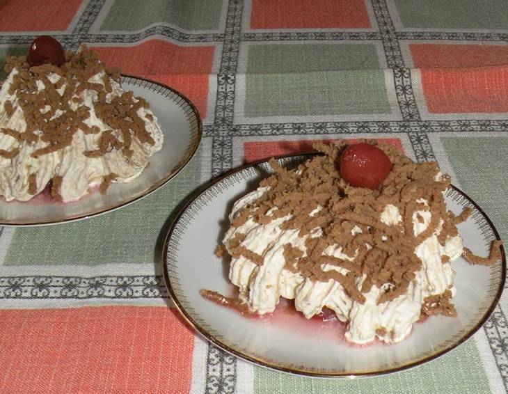 Mont Blanc gefüllt mit Amarenakirschen Mont Blanc gefüllt mit Amarenakirschen