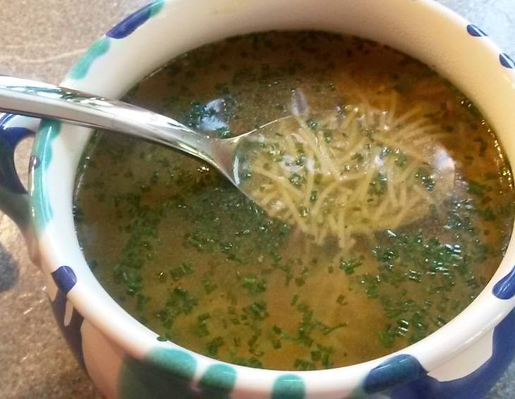 Hühner-Nudelsuppe Hühner-Nudelsuppe