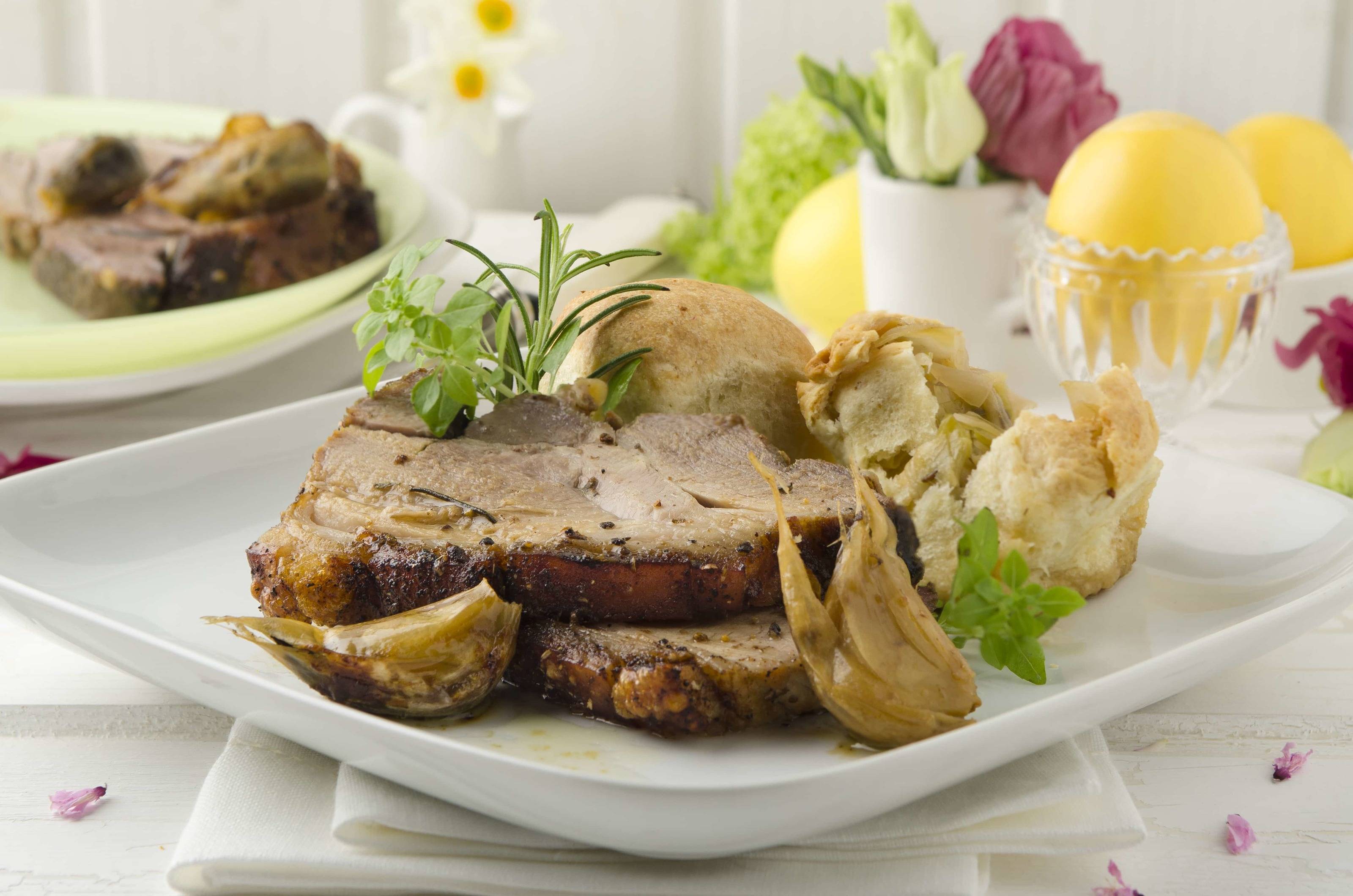 Glasierter Schweinebraten mit Apfel-Kraut-Salat und Thymian-Erdäpfel ... Glasierter Schweinebraten mit Apfel-Kraut-Salat und Thymian-Erdäpfel ...