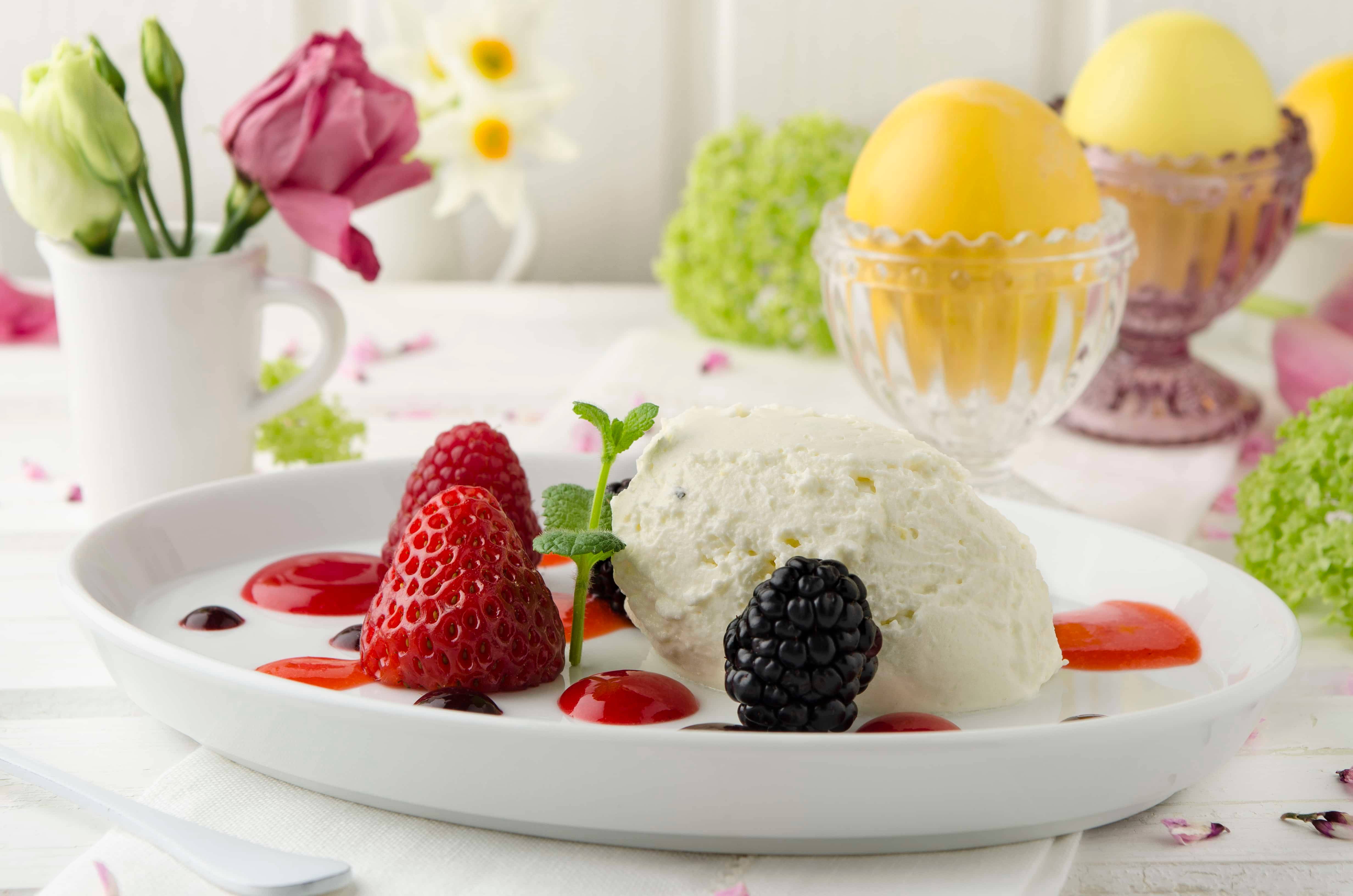 Topfen-Mascarpone-Nockerl mit Beeren Rezept