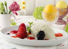 Topfen-Mascarpone-Nockerl mit Beeren Topfen-Mascarpone-Nockerl mit Beeren