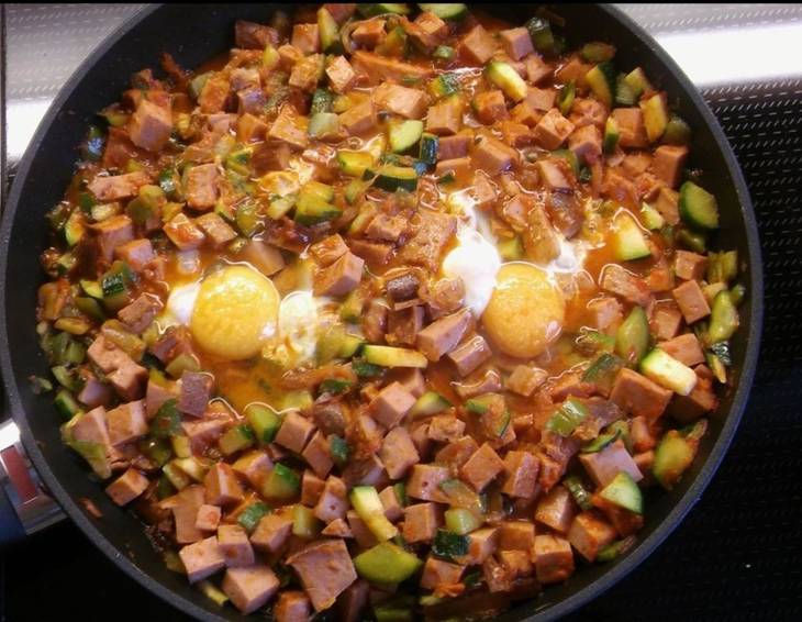 Gemüseeintopf mit Leberkäse und Ei Gemüseeintopf mit Leberkäse und Ei
