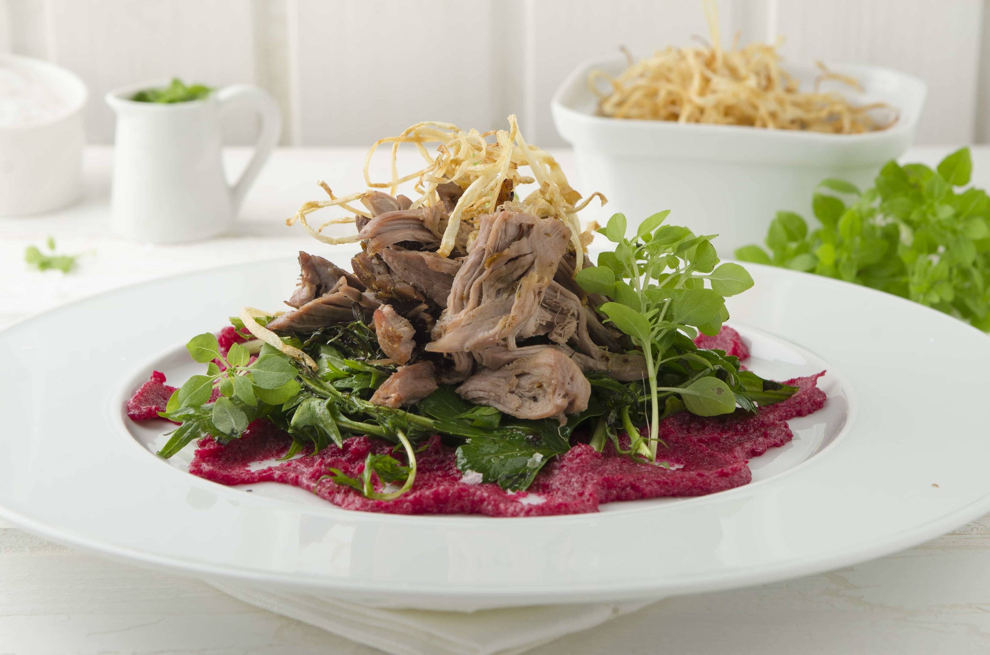 Pulled Lamb mit Wiesenkräutersalat und Rote Rüben-Püree