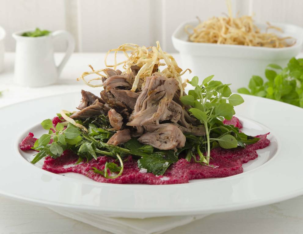 Pulled Lamb mit Wiesenkräutersalat und Rote Rüben-Püree Pulled Lamb mit Wiesenkräutersalat und Rote Rüben-Püree