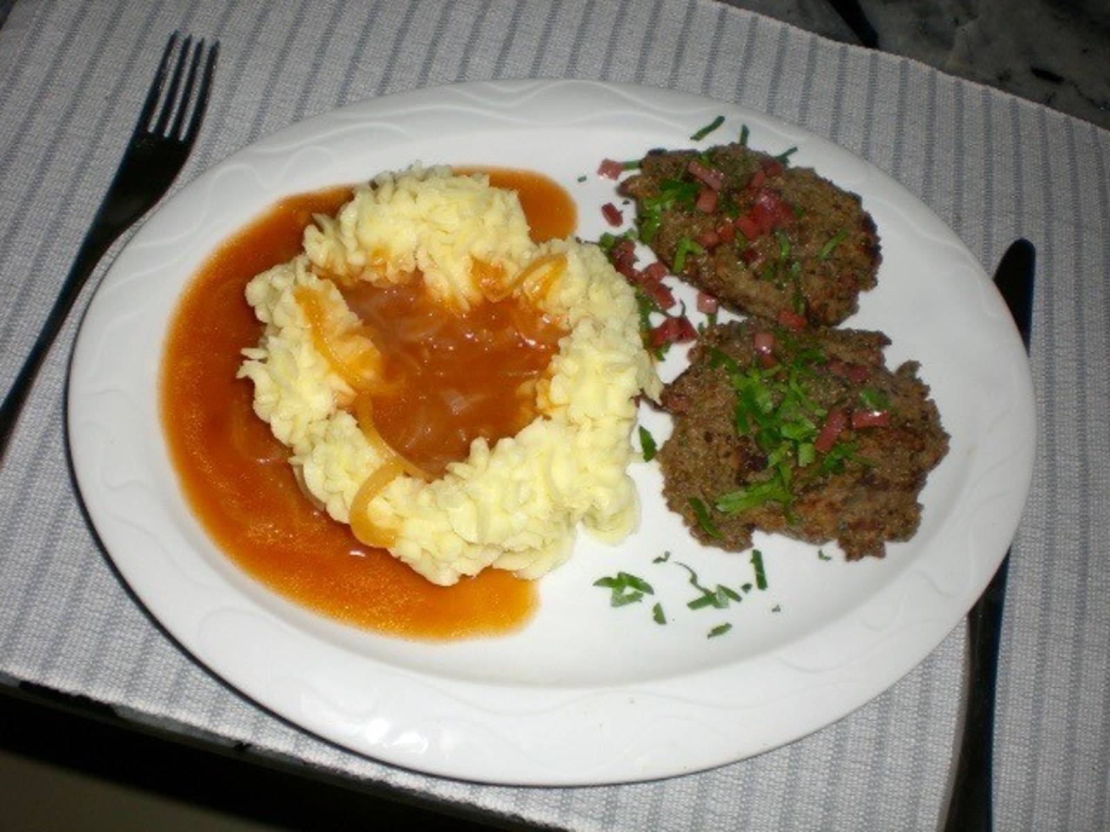 Kalbsleber Laibchen mit Kartoffelpüree und Zwiebelsauce