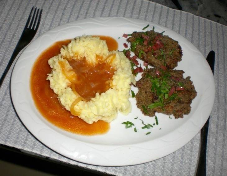 Kalbsleber Laibchen mit Kartoffelpüree und Zwiebelsauce Kalbsleber Laibchen mit Kartoffelpüree und Zwiebelsauce