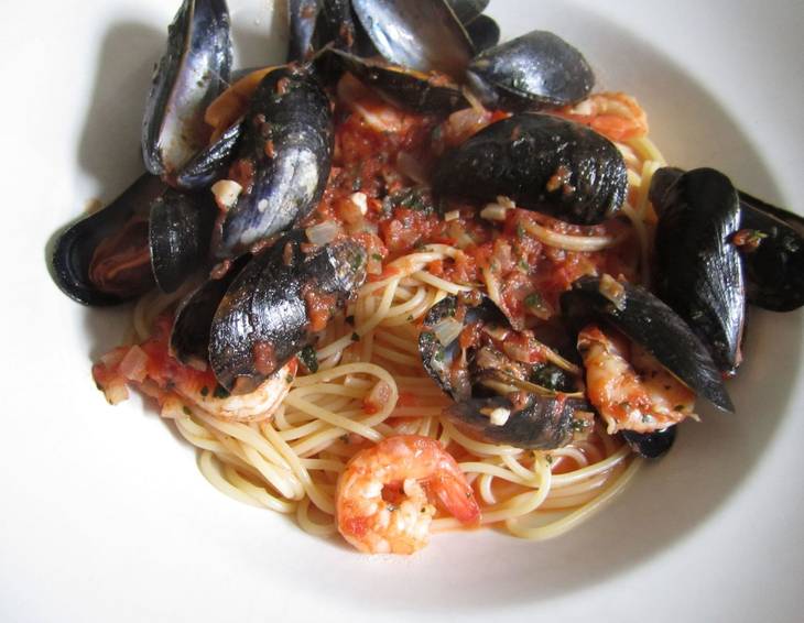 Spaghetti mit Muscheln und Garnelen