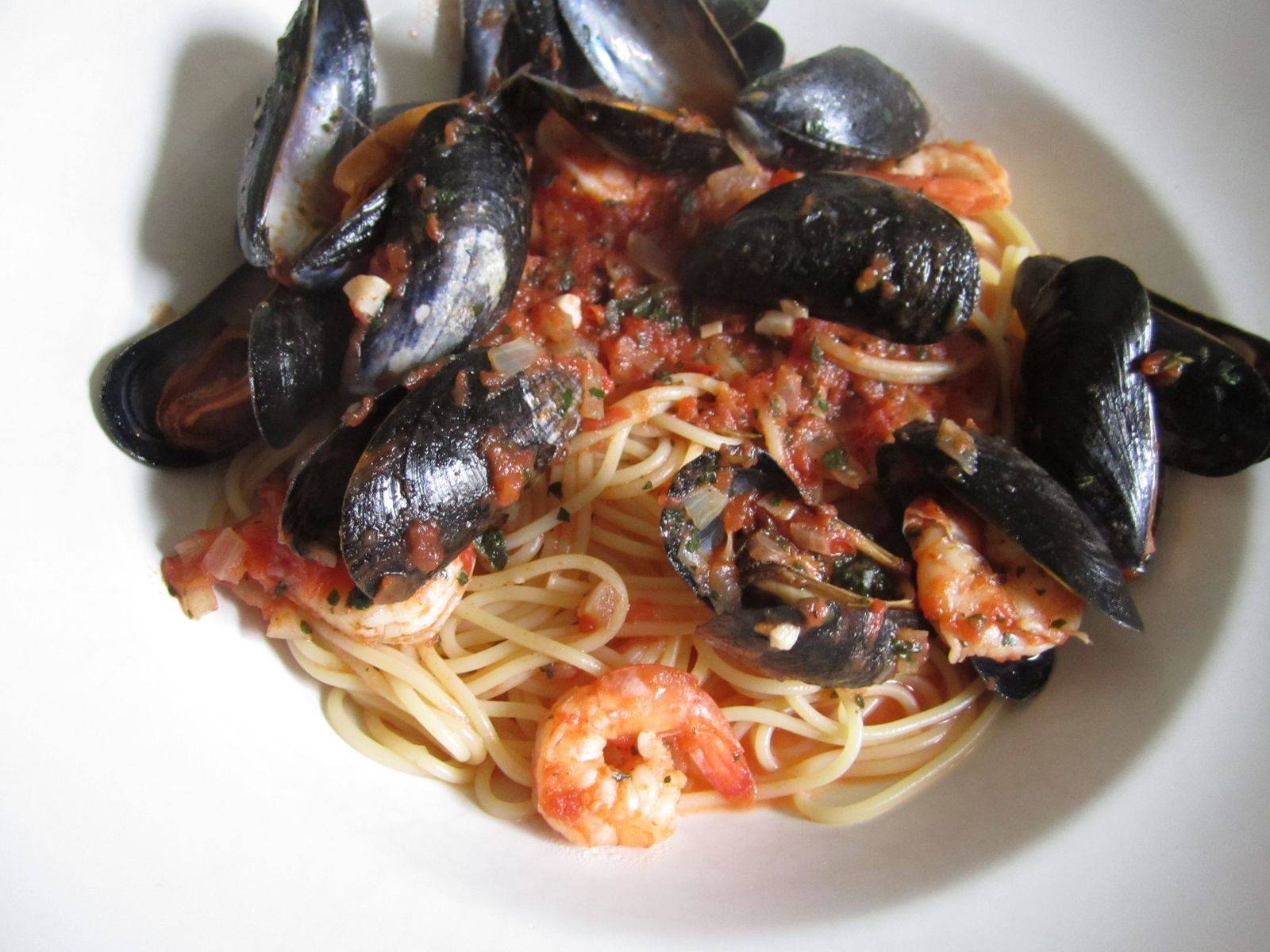 Spaghetti mit Muscheln und Garnelen Rezept - ichkoche.de Spaghetti mit Muscheln und Garnelen Rezept - ichkoche.de