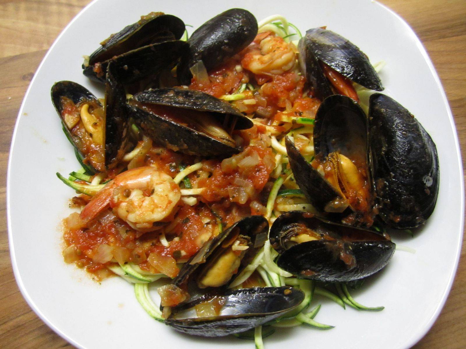 Zucchini-Spaghetti mit Meeresfrüchten Rezept - ichkoche