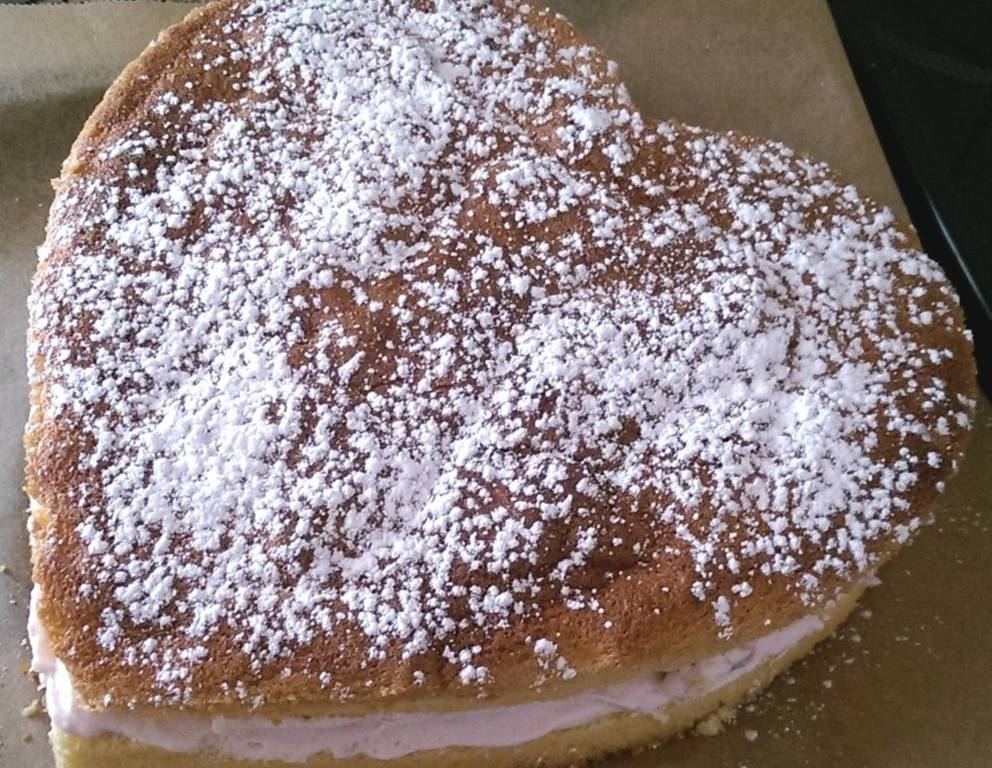 Biskuitherz mit Erdbeercreme Biskuitherz mit Erdbeercreme