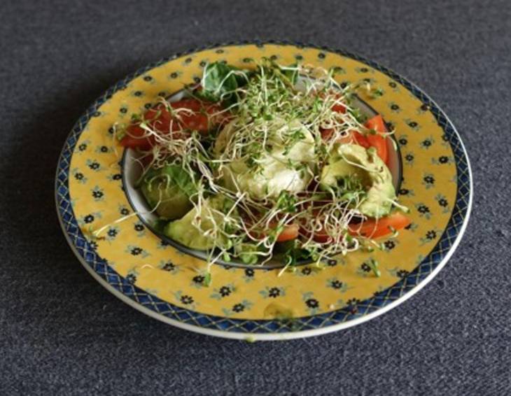 Eingelegter Ziegenkäse mit Salatbukett