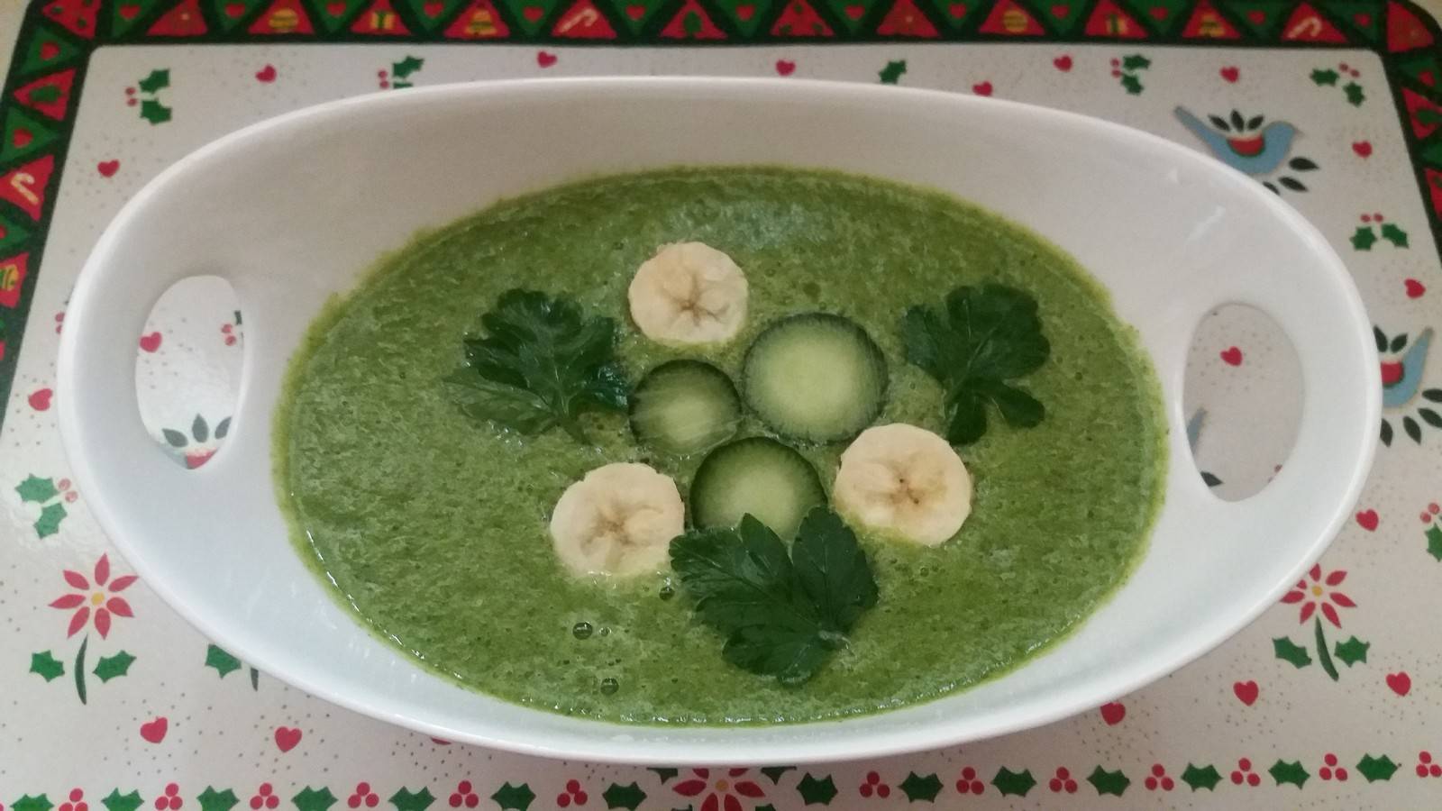 Grüne Bananen-Petersilie-Suppe mit Gurke