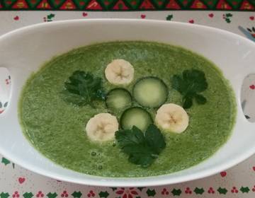 Grüne Bananen-Petersilie-Suppe mit Gurke