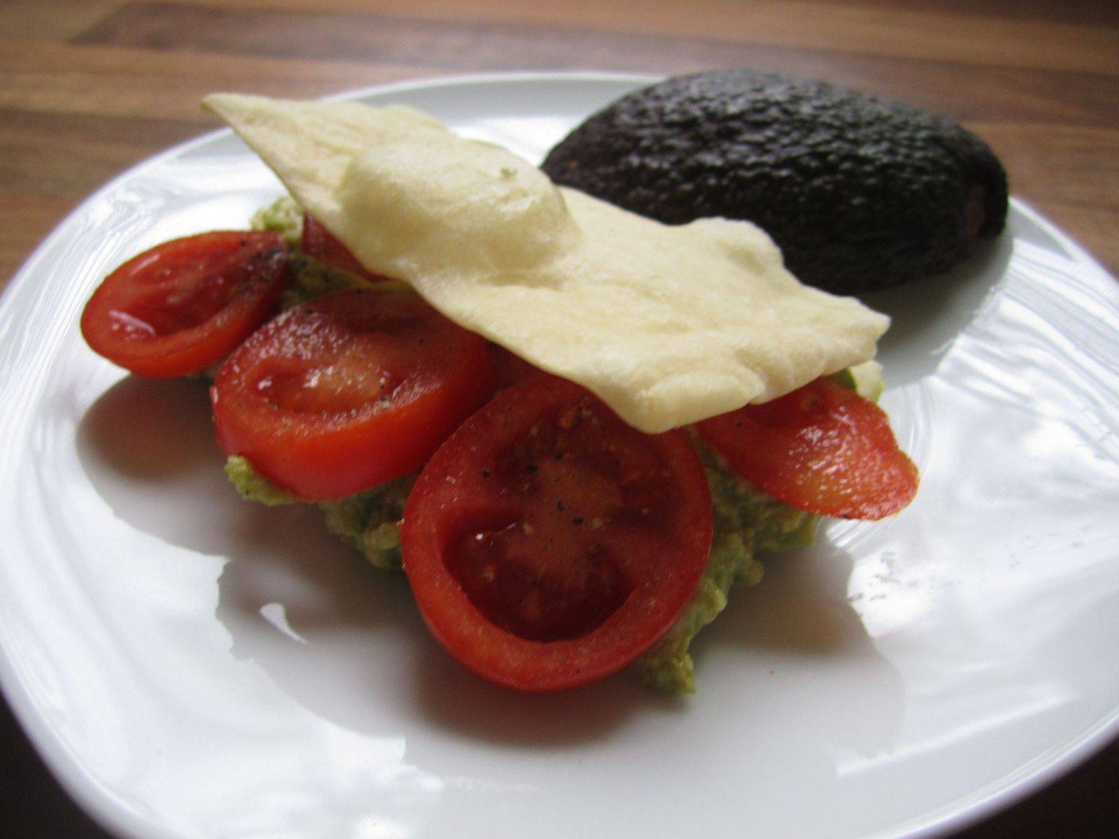 Flammkuchen mit Avocado und Tomate