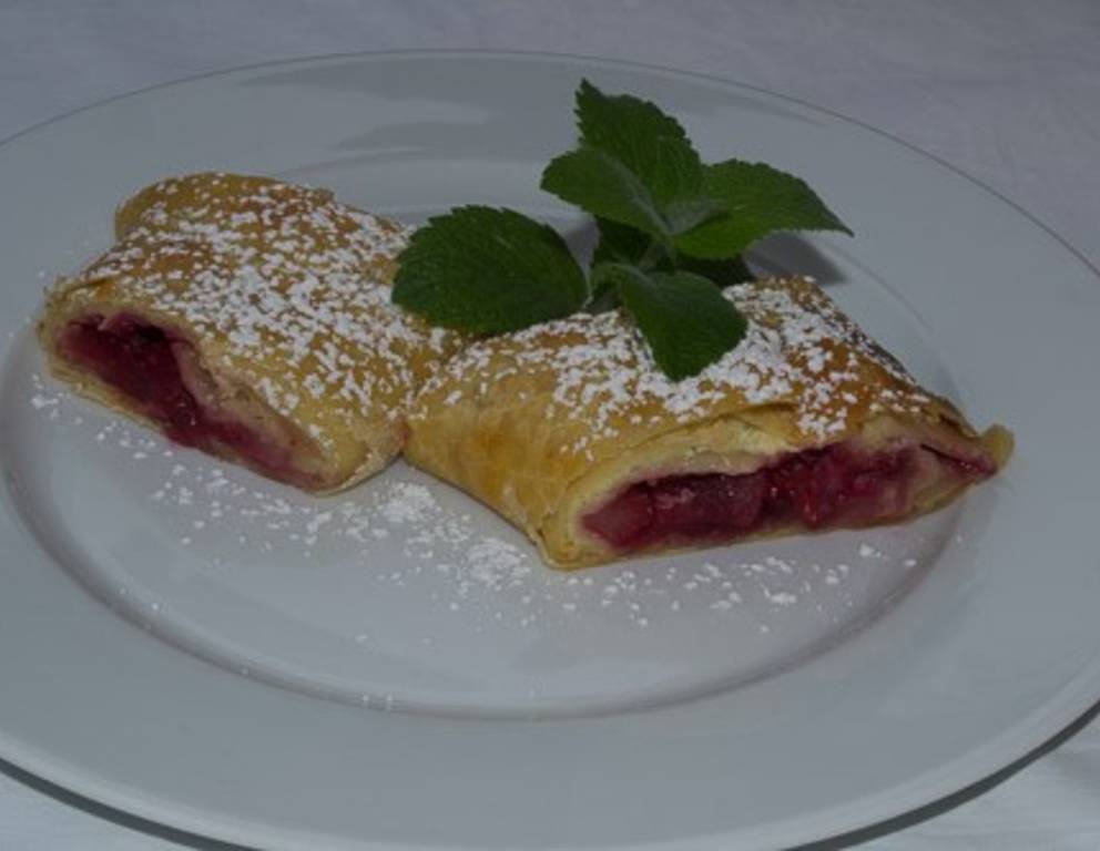 Birnen-Zwetschkenstrudel Birnen-Zwetschkenstrudel