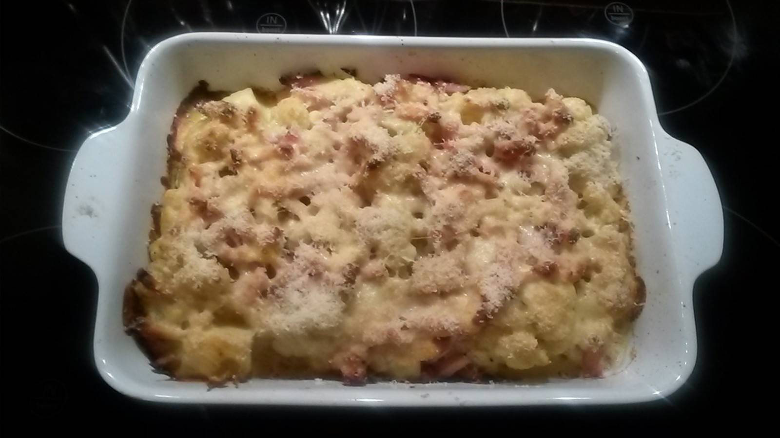 Überbackener Karfiol mit Käse-Schinkensauce Rezept - ichkoche.de