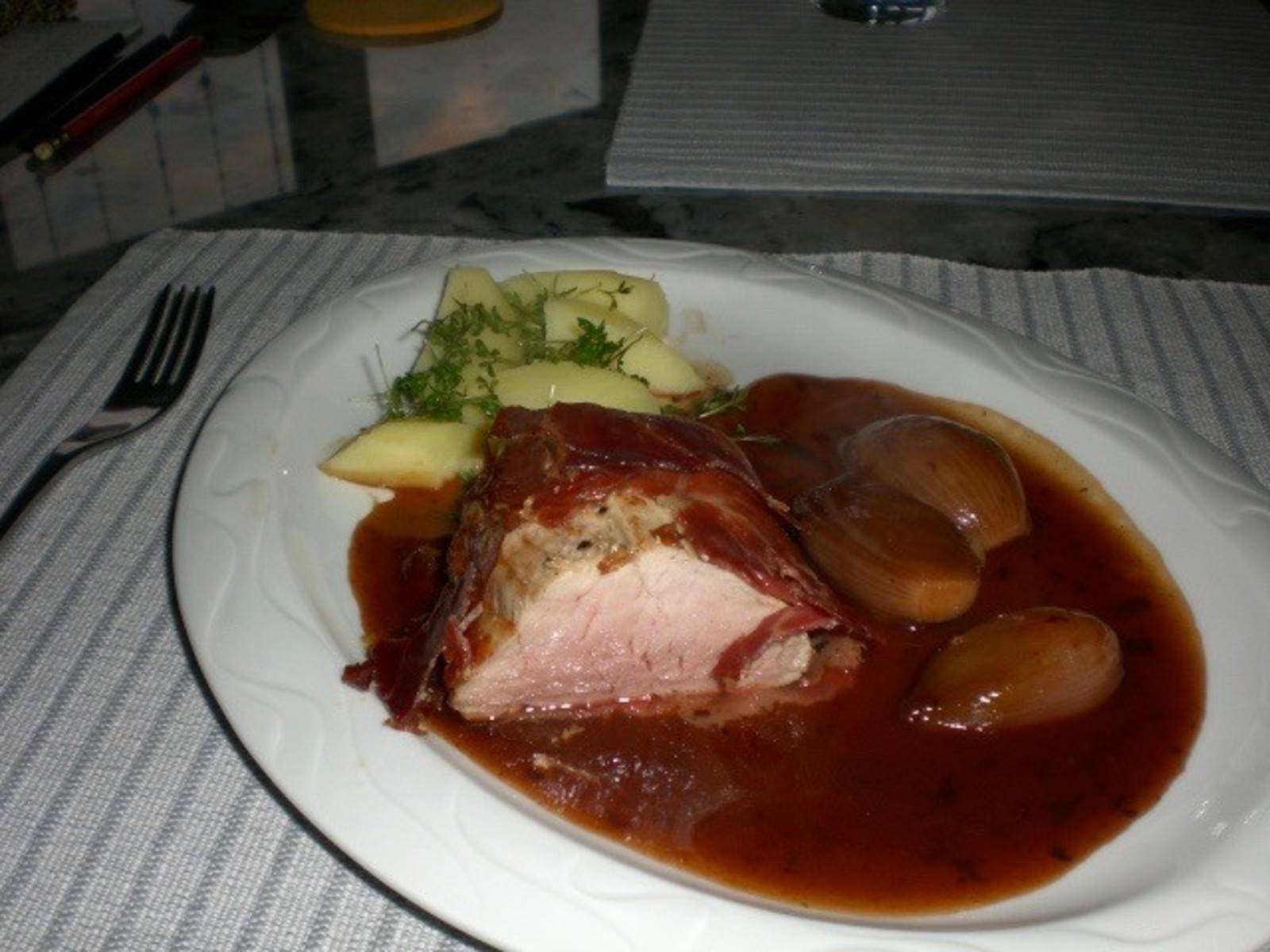 Schweinsfilet mit kräftiger Sauce und Schalotten