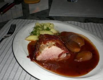 Schweinsfilet mit kräftiger Sauce und Schalotten Schweinsfilet mit kräftiger Sauce und Schalotten