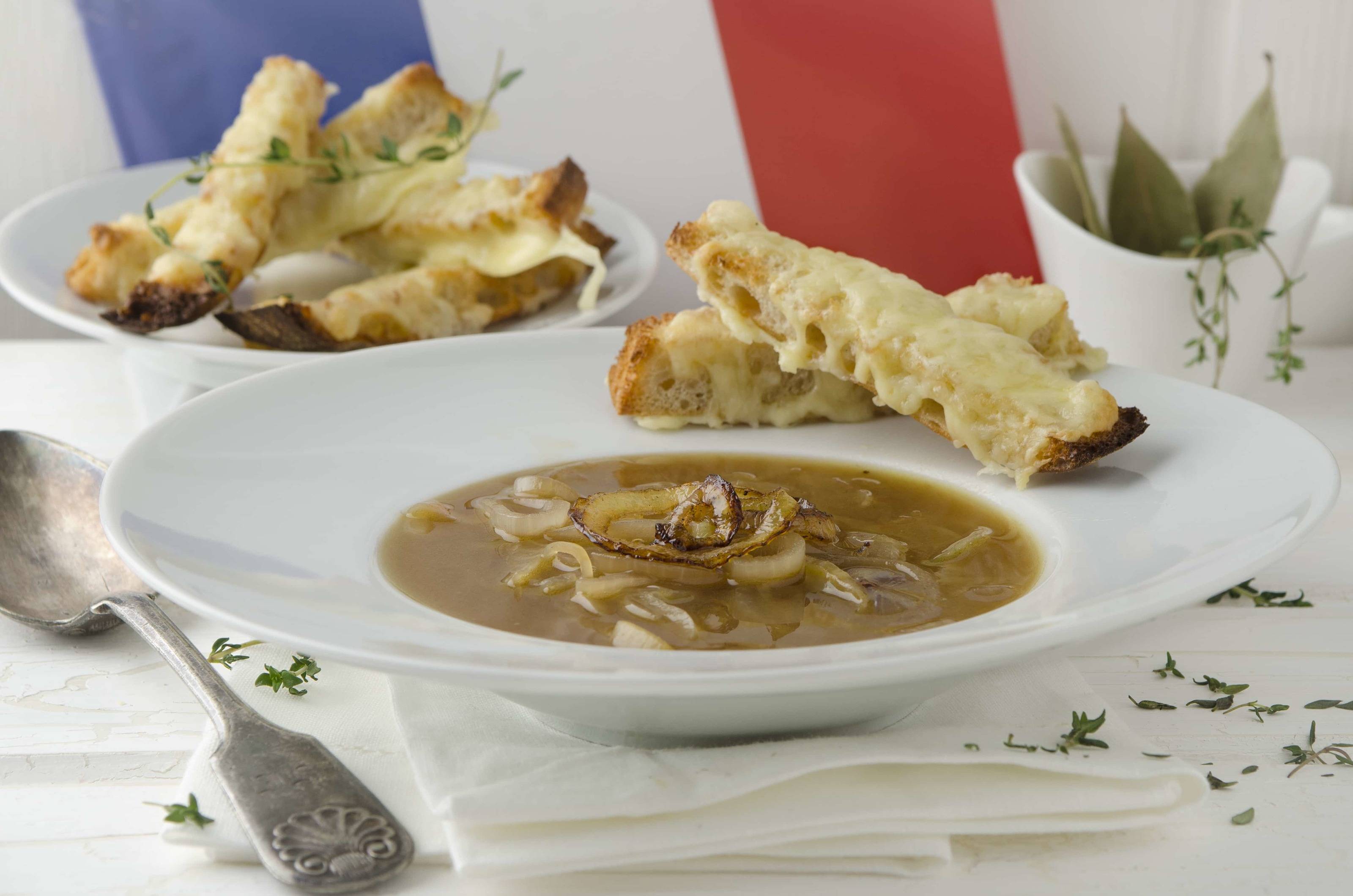 Französische Zwiebelsuppe mit dreierlei Zwiebel Rezept