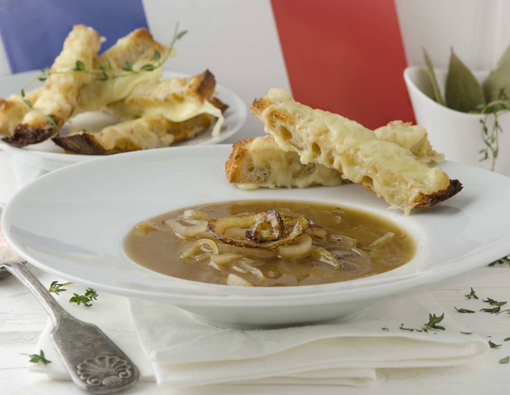 Französische Zwiebelsuppe mit dreierlei Zwiebeln Französische Zwiebelsuppe mit dreierlei Zwiebeln
