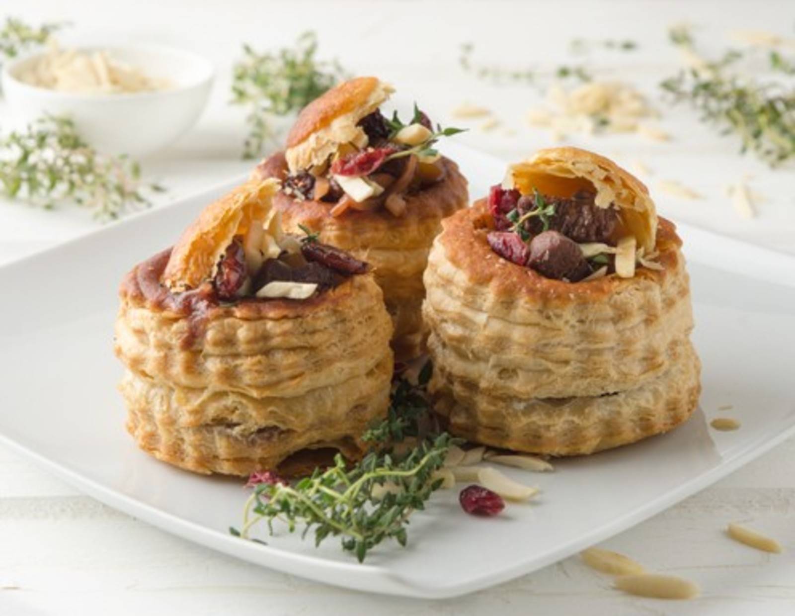 Blätterteig-Pastete gefüllt mit Entenragout, Mandeln und Cranberries ... Blätterteig-Pastete gefüllt mit Entenragout, Mandeln und Cranberries ...