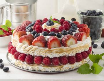 Baiser-Beeren-Bombe