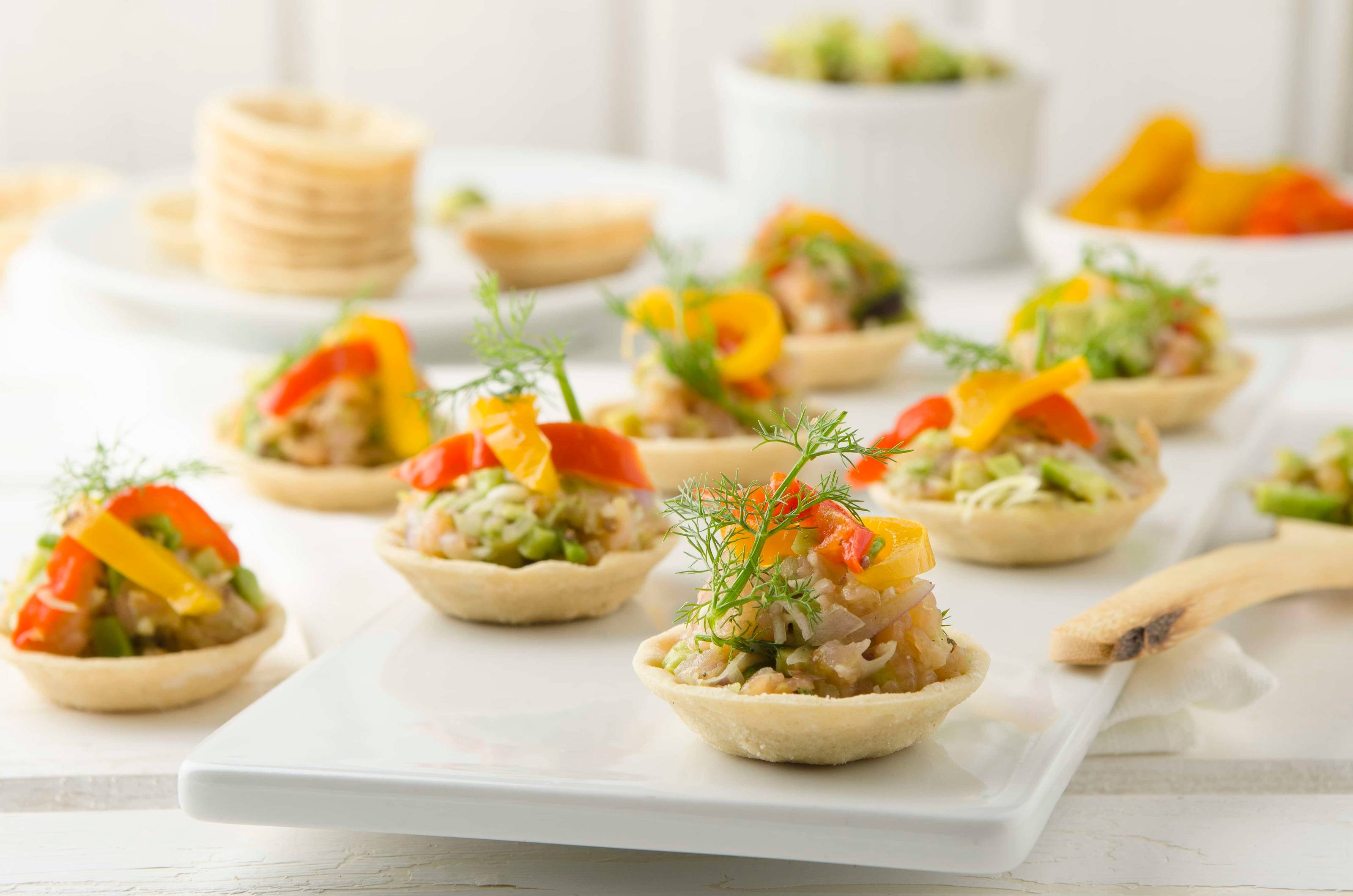 Party Cups mit Avocado-Lachstatar & Peperonata