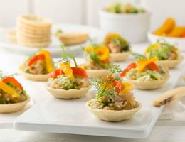 Party Cups mit Avocado-Lachstatar & Peperonata Party Cups mit Avocado-Lachstatar & Peperonata