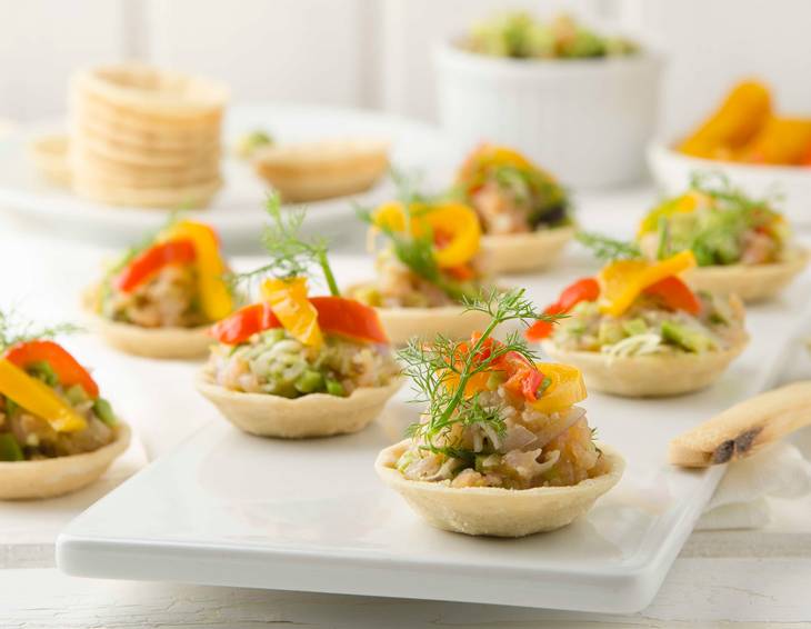 Party Cups mit Avocado-Lachstatar & Peperonata