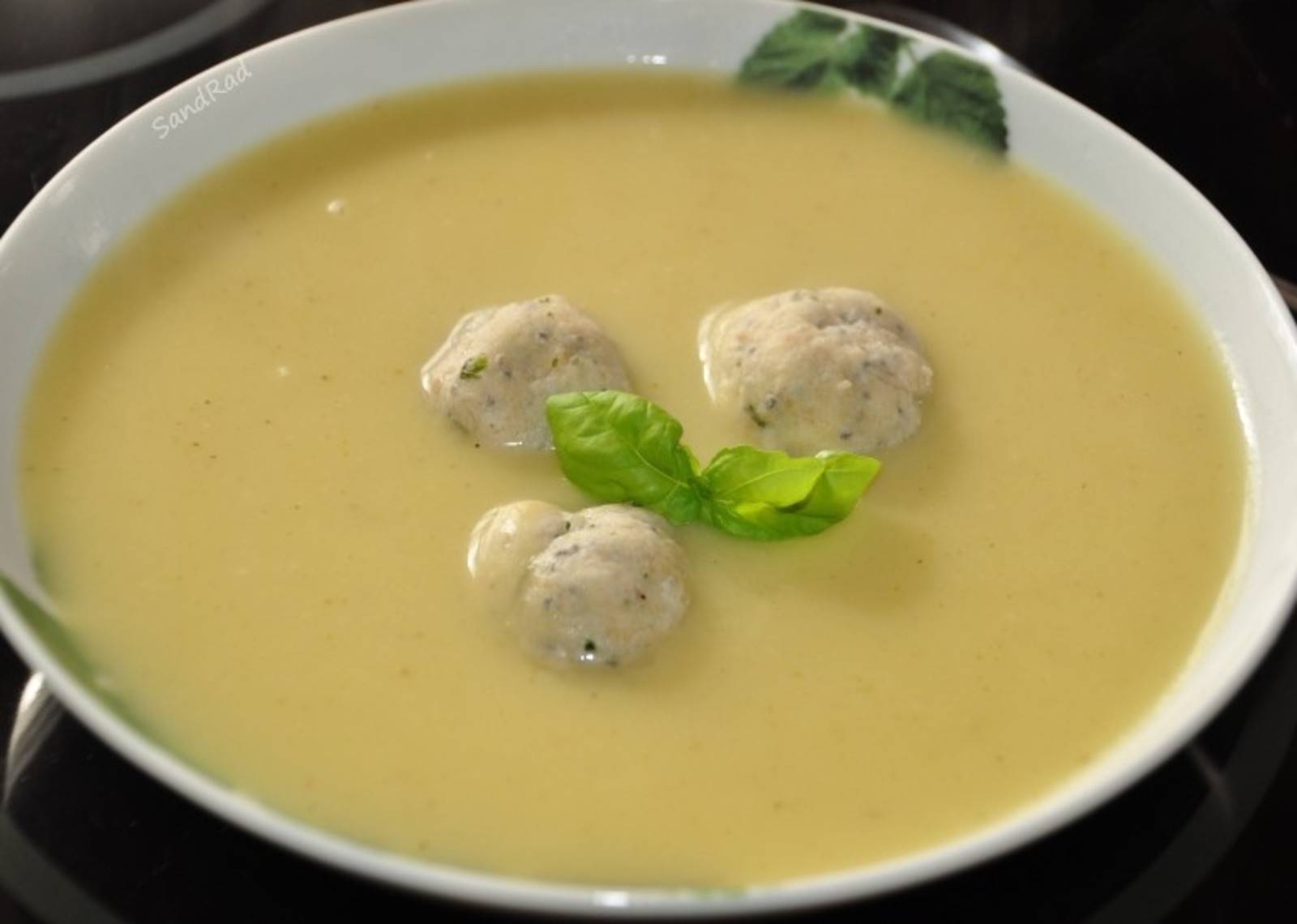 Pastinakencremesuppe mit Frischkäse-Sesam-Knödel Rezept - ichkoche.de