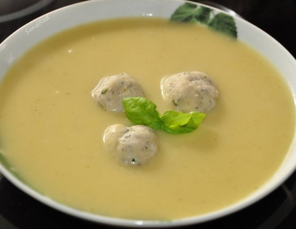 Pastinakencremesuppe mit Frischkäse-Sesam-Knödel Pastinakencremesuppe mit Frischkäse-Sesam-Knödel