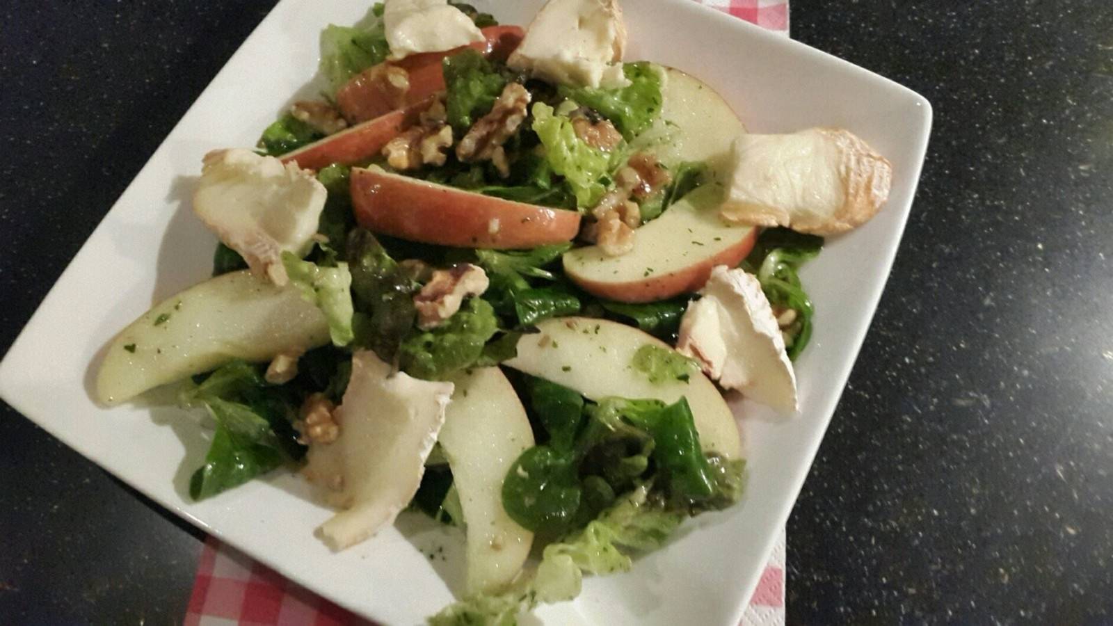 Apfelsalat mit Saint Albray Rezept - ichkoche.de Apfelsalat mit Saint Albray Rezept - ichkoche.de