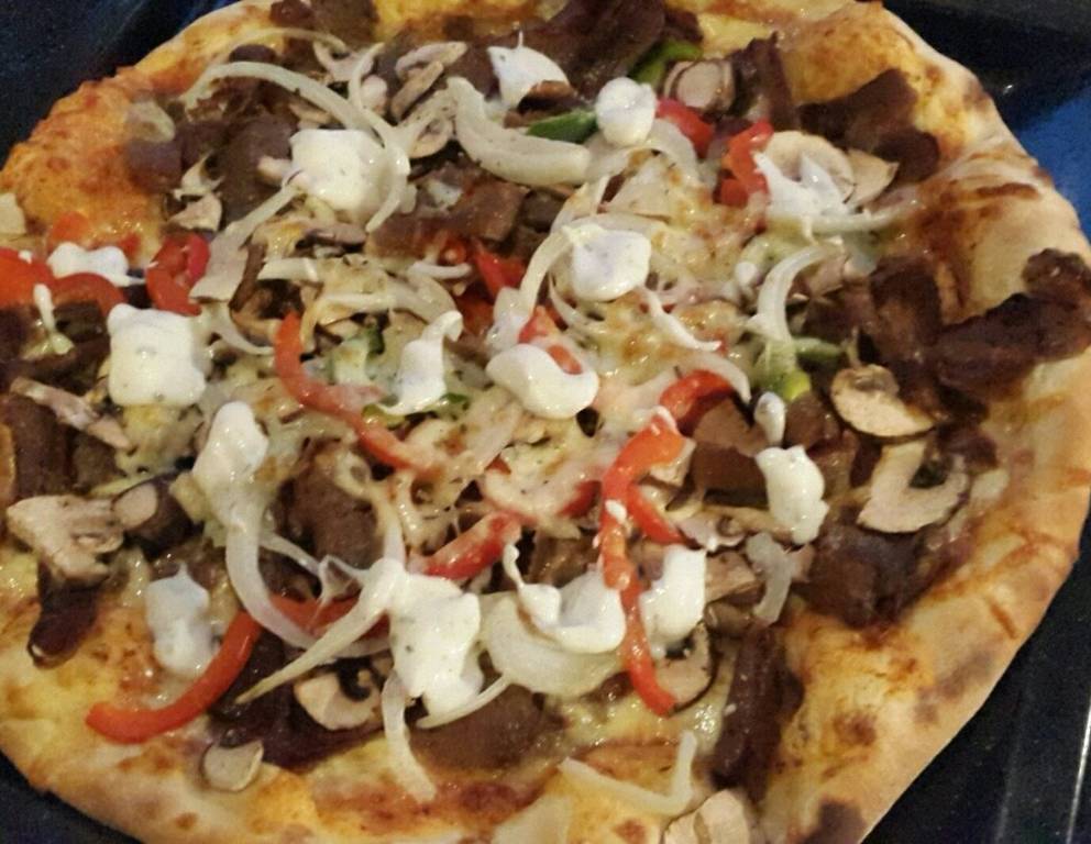 Türkische Pizza mit Döner Kebab Türkische Pizza mit Döner Kebab