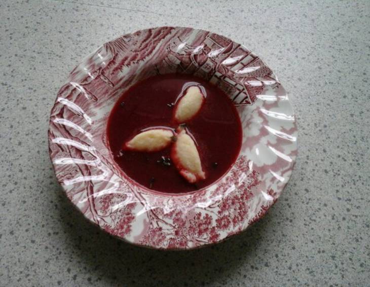 Rote Rüben Suppe mit Krennockerl
