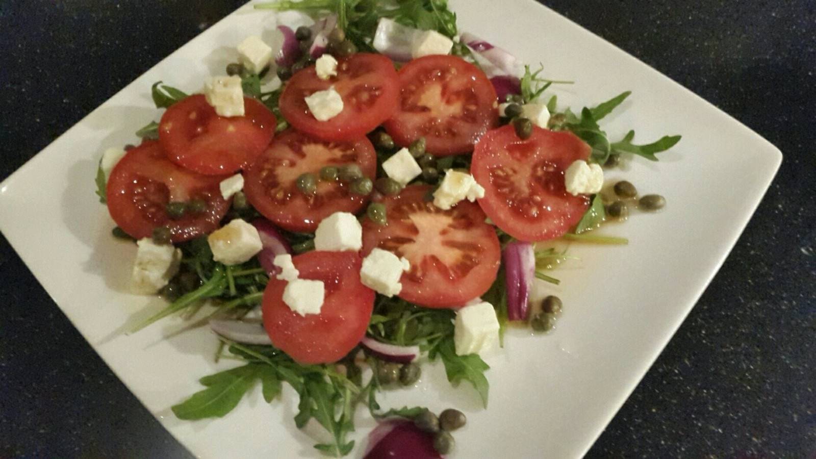 Tomatensalat auf Rucolabett