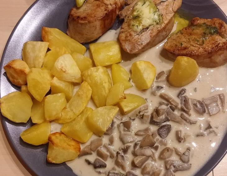 Schweinslendchen in Schwammerlsauce mit Bratkartoffeln