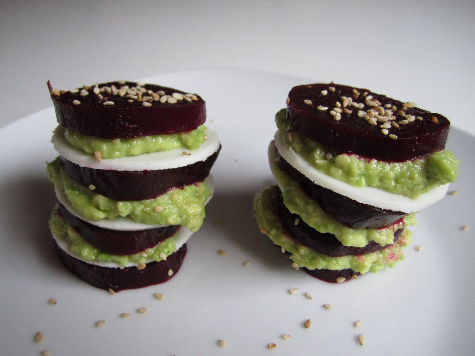 Rote Rüben mit Ziegenkäse und Avocadocreme