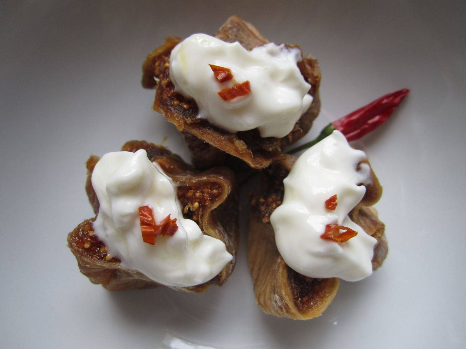 Getrocknete Feigen mit Ziegenkäse und Chili