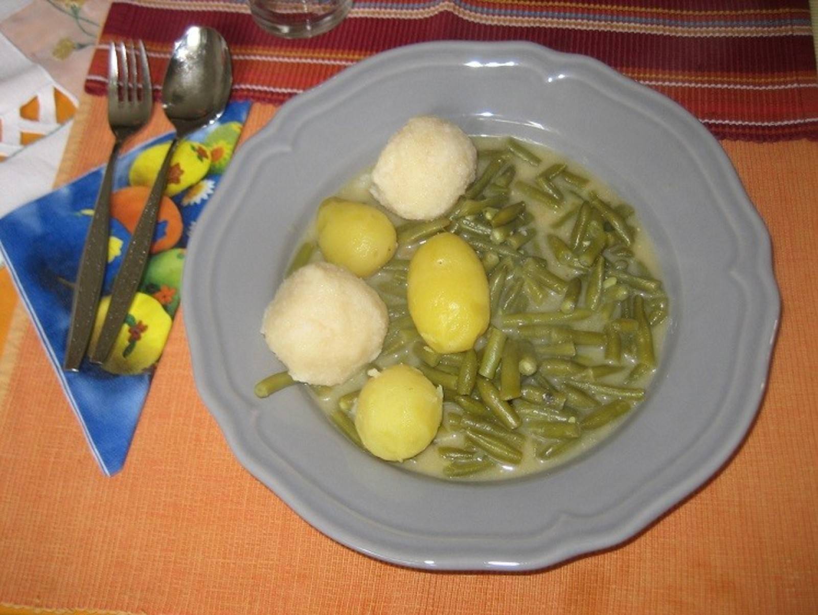 Eingebrannte Fisolensuppe mit Grießknödeln und Erdäpfeln